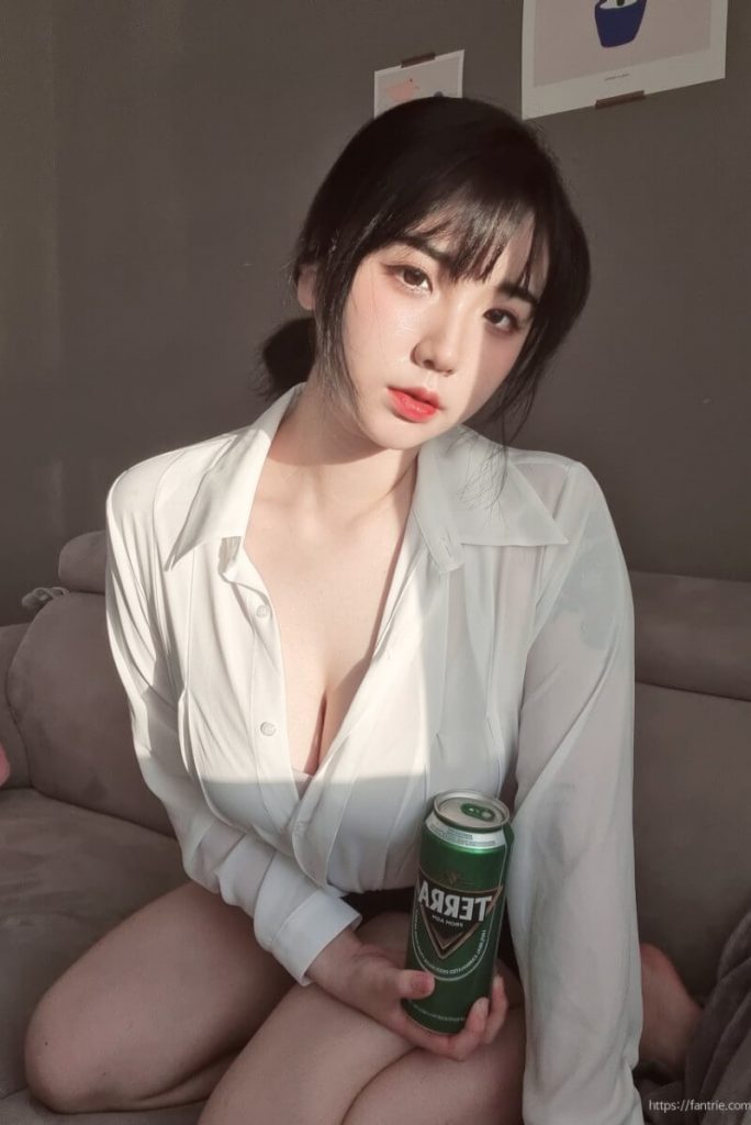 10060843198-684x1024-1