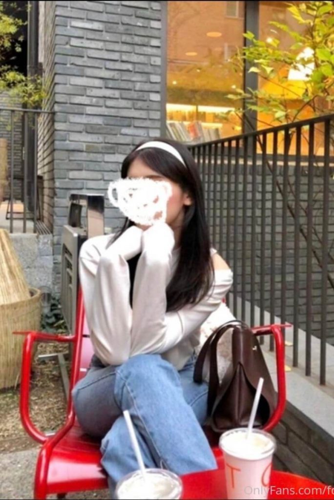 28130352965-684x1024-1